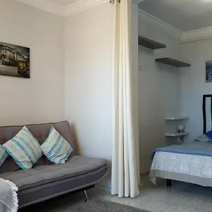 Yksioe, Laehellae Rantaa Puerto de la Cruz (Tenerife)